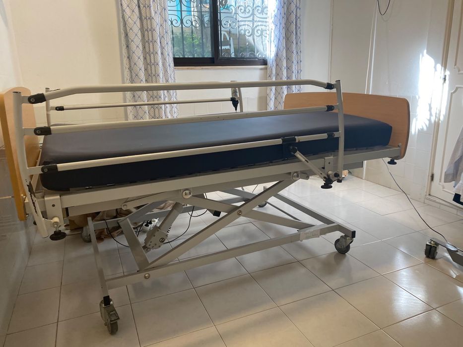 Cama hospitalar elétrica elevatória 90×200 cm com grades e colchão