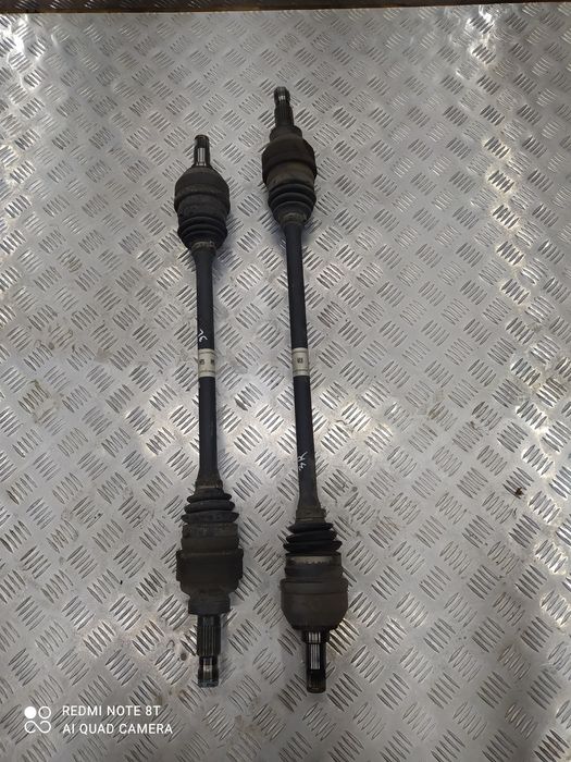Задня піввісь ліва/права на Infiniti QX30 2015+ 2.0л