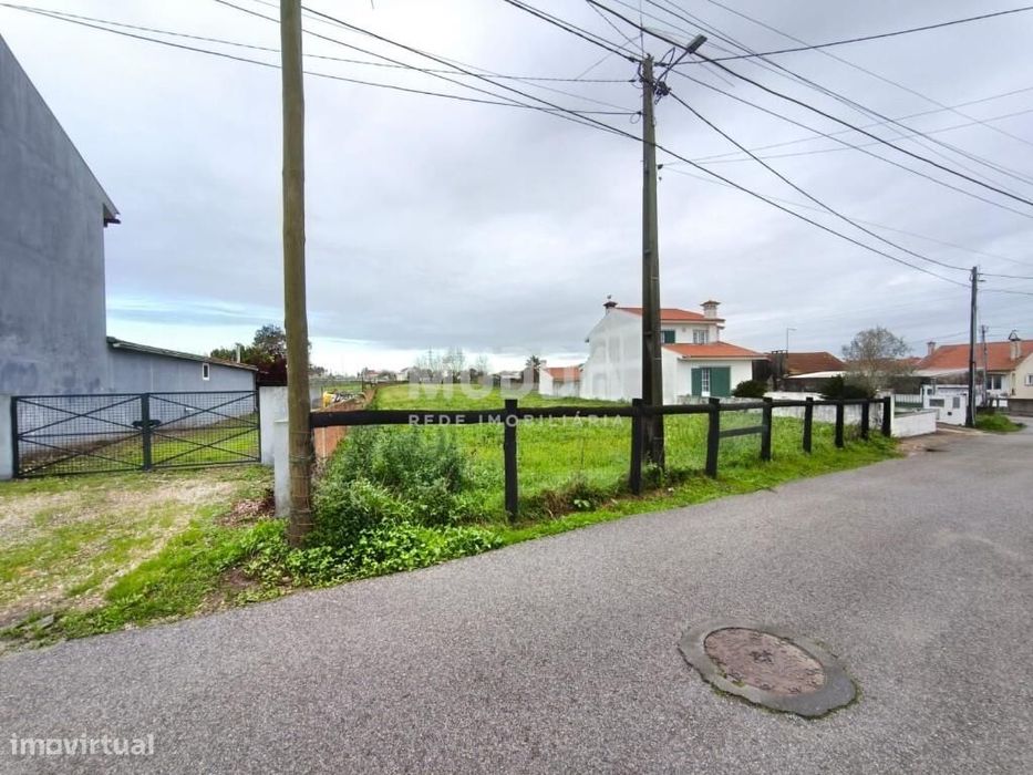 Terreno urbano destinado a construção, situado em  Eixo