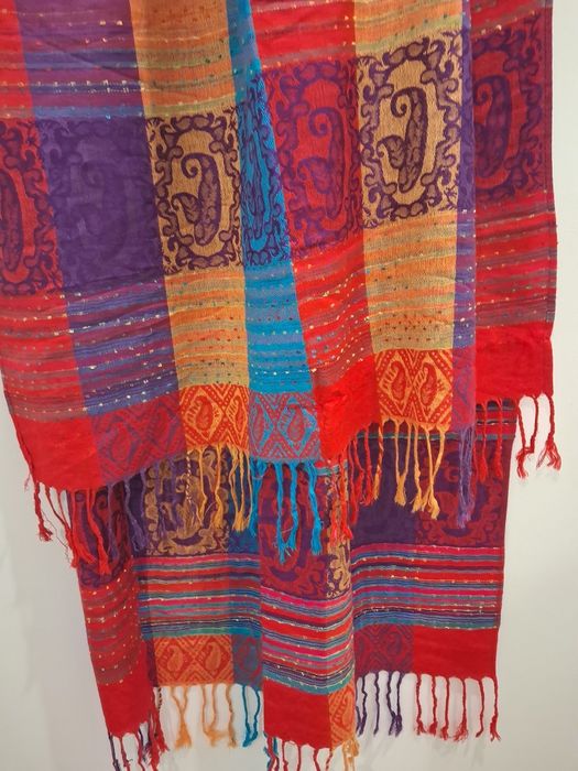 *Wielobarwny szal damski.