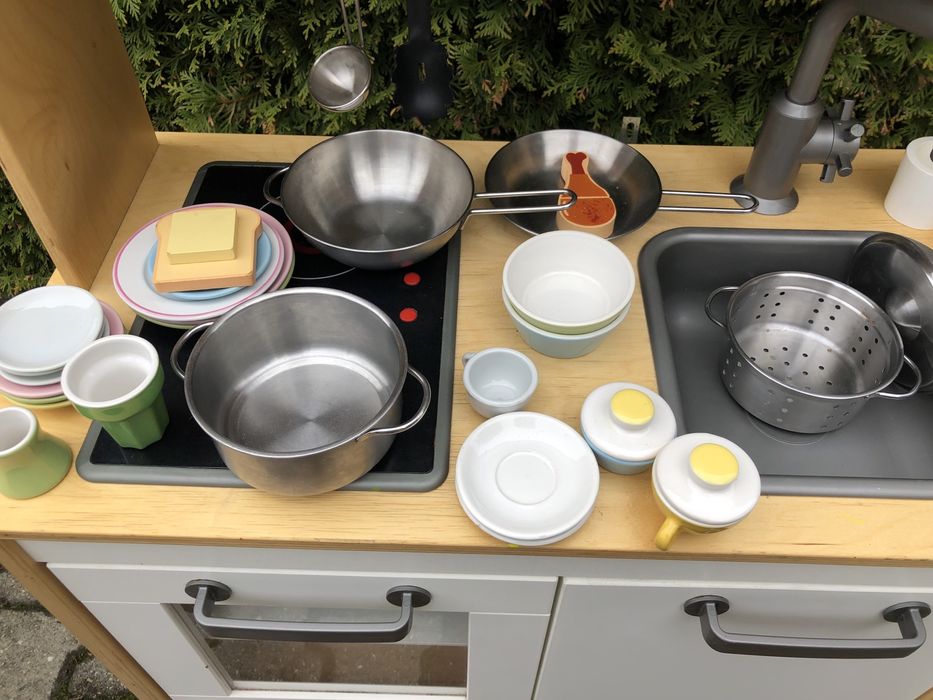 Kuchnia dla dzieci Ikea kuchenka z akcesoriami garnki kubki do zabawy