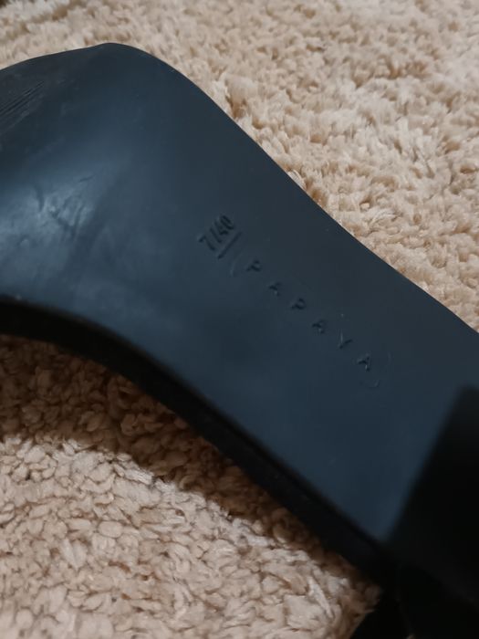 Гарні босоніжки  на каблуку