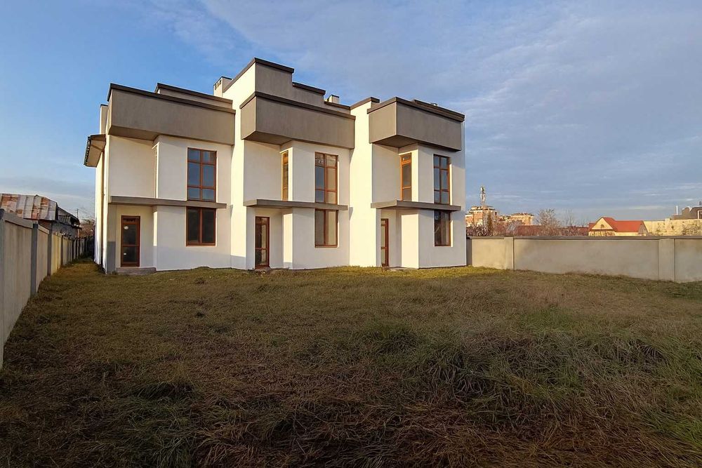 Продаж Таунхауса площею 90 м2 з великою земельною ділянкою.