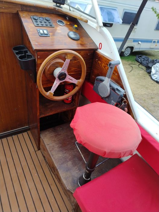 Łódź kabinowa motorowa