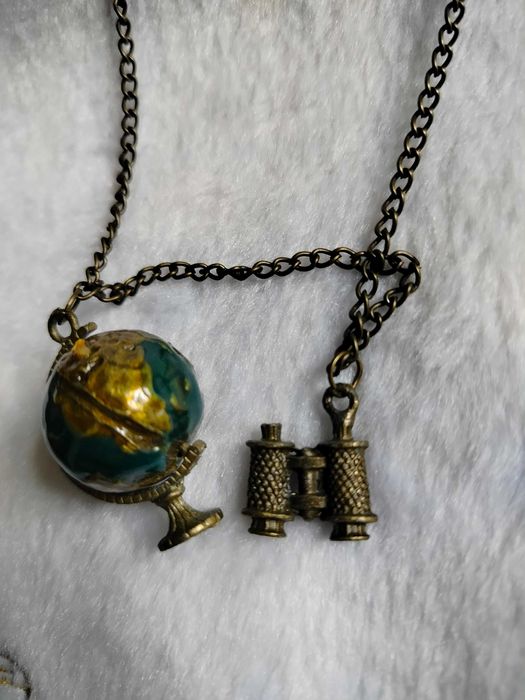 Vintage wisiorek globus i lornetka