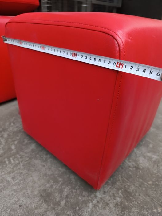 Пуфи червоного кольору