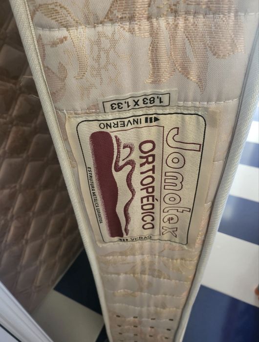 Conjunto de cama em metal com tabua colchao e mesinhas