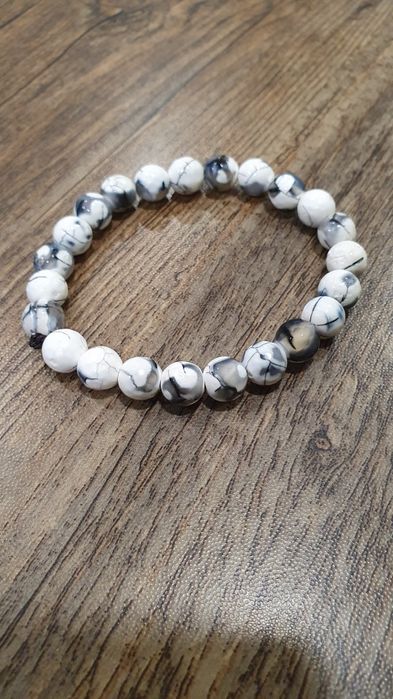 Pulseira branca.