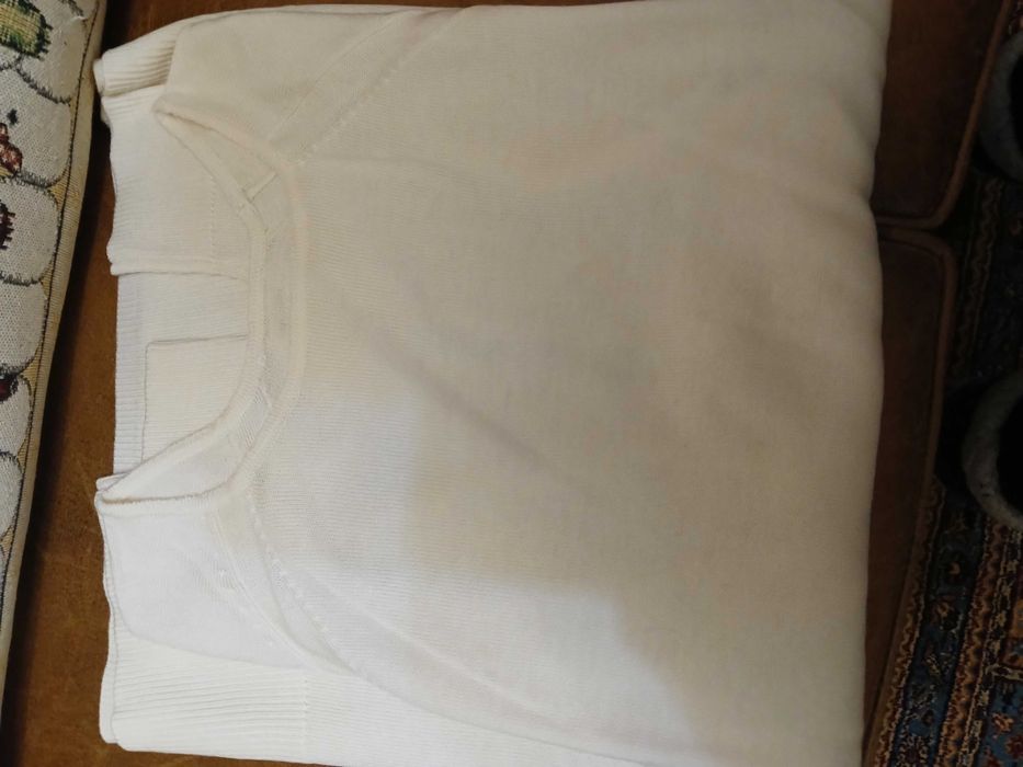 Camisola Branca com plicações em organza bordada.
