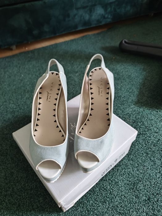 Buty na koturnie