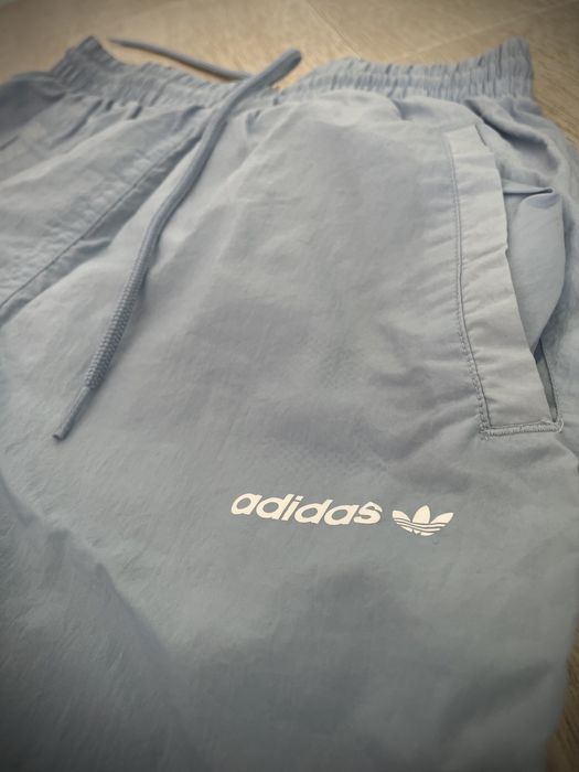 Addidas - jasno niebieskie spodnie ze lekkiego materiału