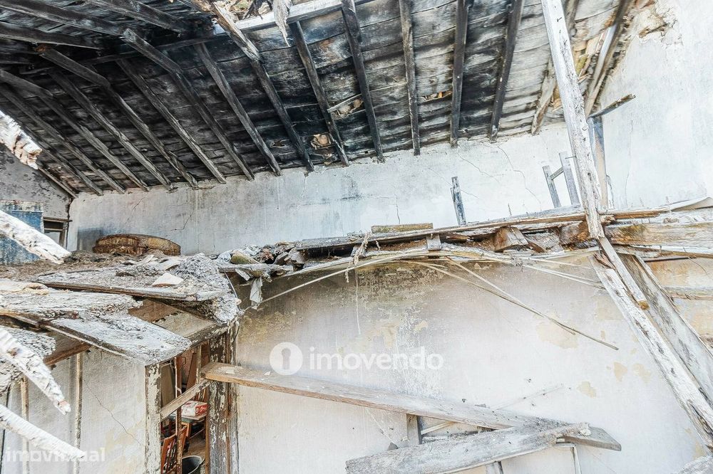 Moradia T1 em ruína, numa localização privilegiada, em Algés