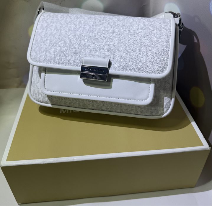 Неймовірна сумка Bradshaw Medium Signature Logo Messenger Bag!