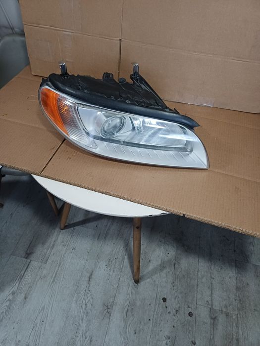 Lampa przednia prawa volvo V-70  2007r