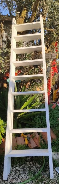 Escada Branca em Madeira Maciça