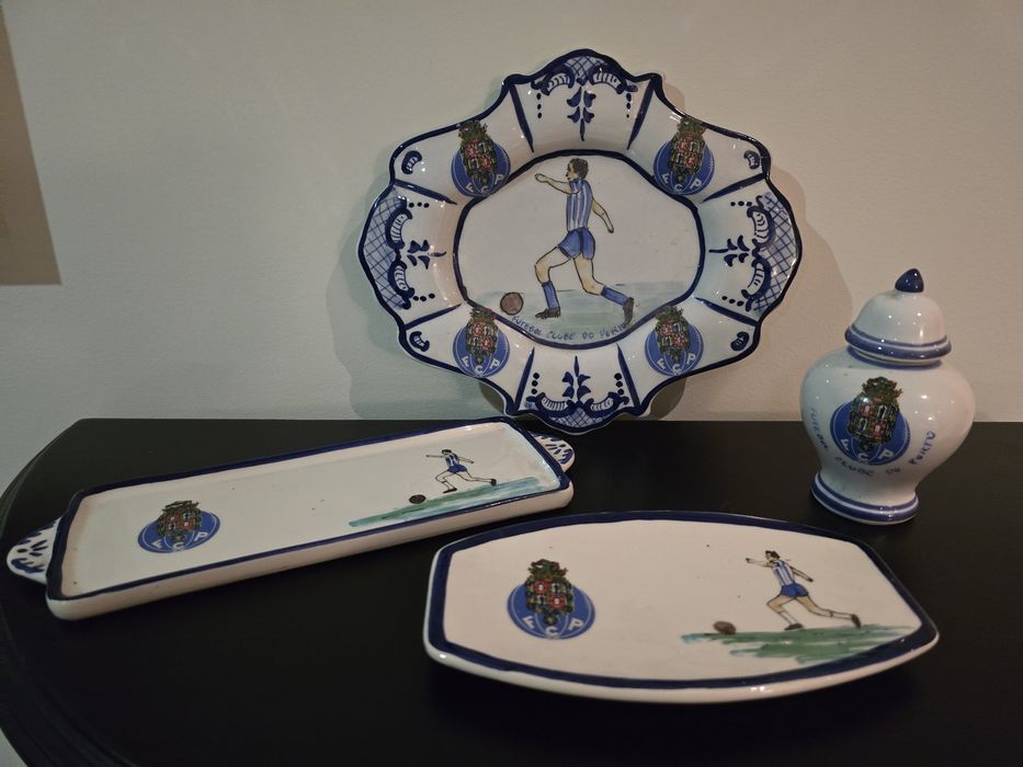 Artigos em cerâmica alusivos ao FCPorto pintados à mão. 
Preço para o