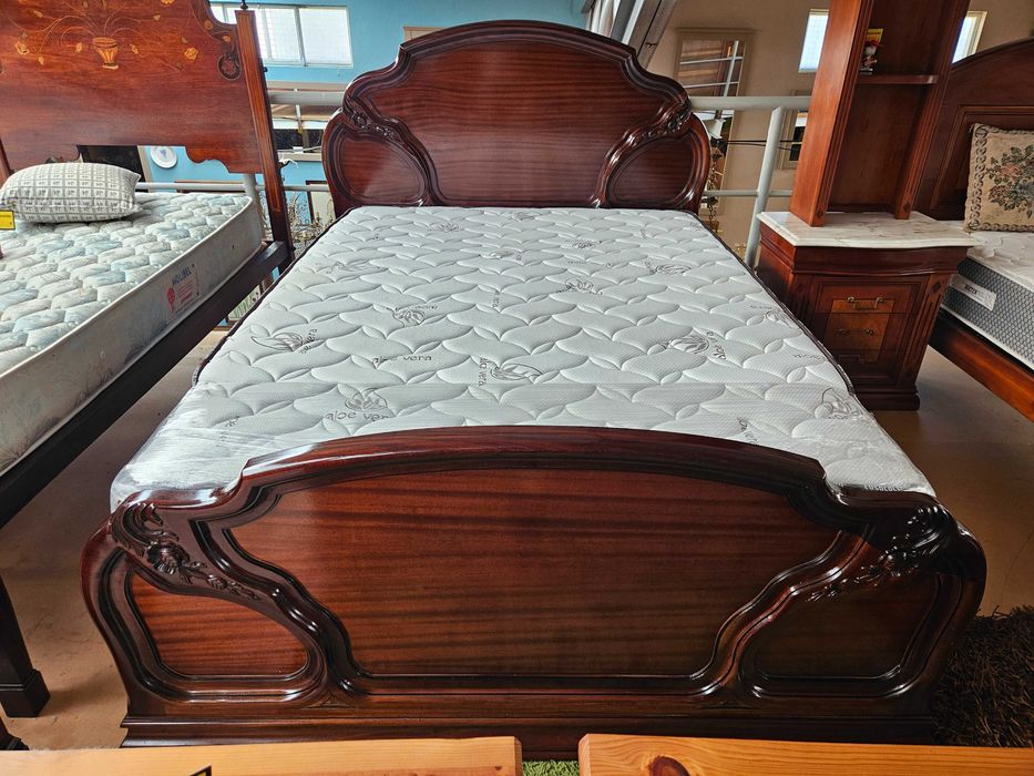 Cama com estrado e colchão - óptimo estado geral