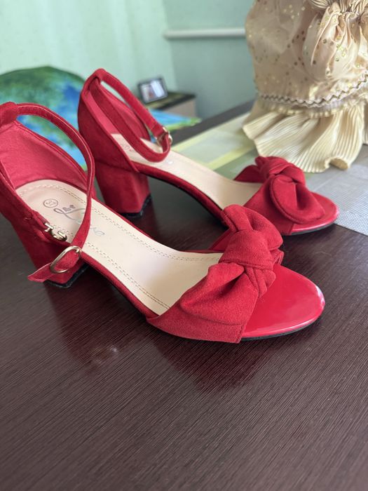 Продам босоніжки червоного кольору!