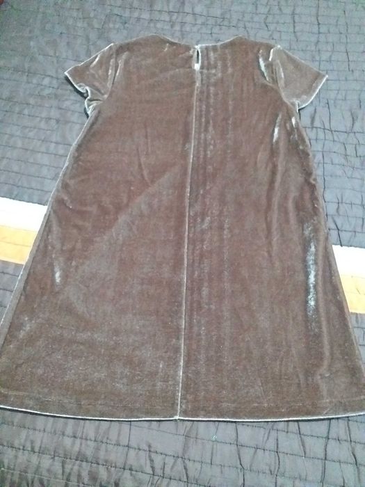 Vestido castanho aveludado com aplicações brilhantes da ZARA GIRLS