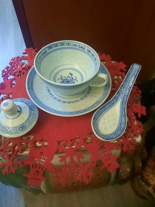 Filiżanka z talerzykiem łyżkami dekielek