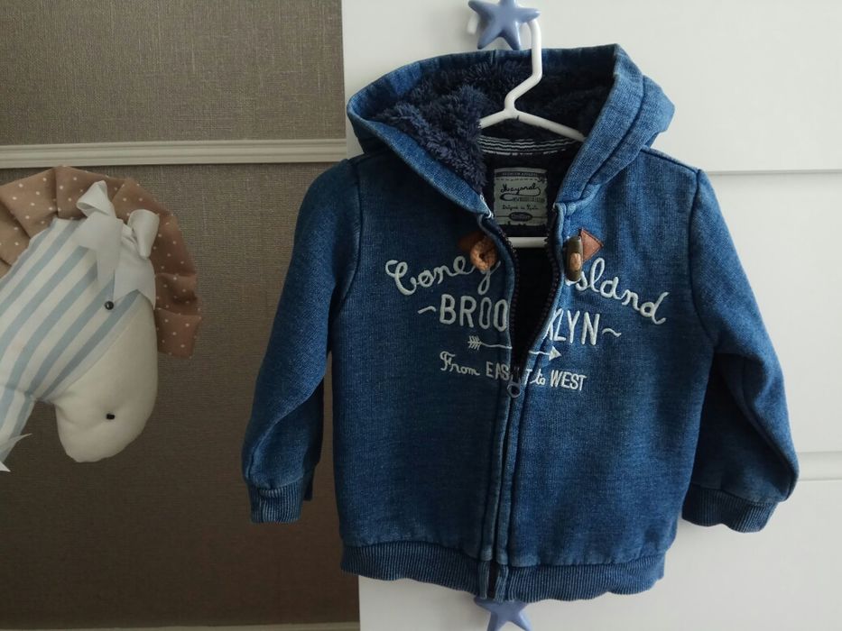 Conjunto casaco azul Mayoral e calças beje Benetton