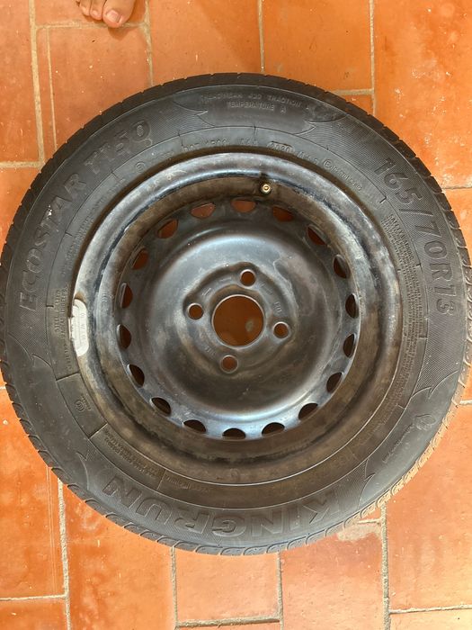 Pneu com aro 13 165/70R