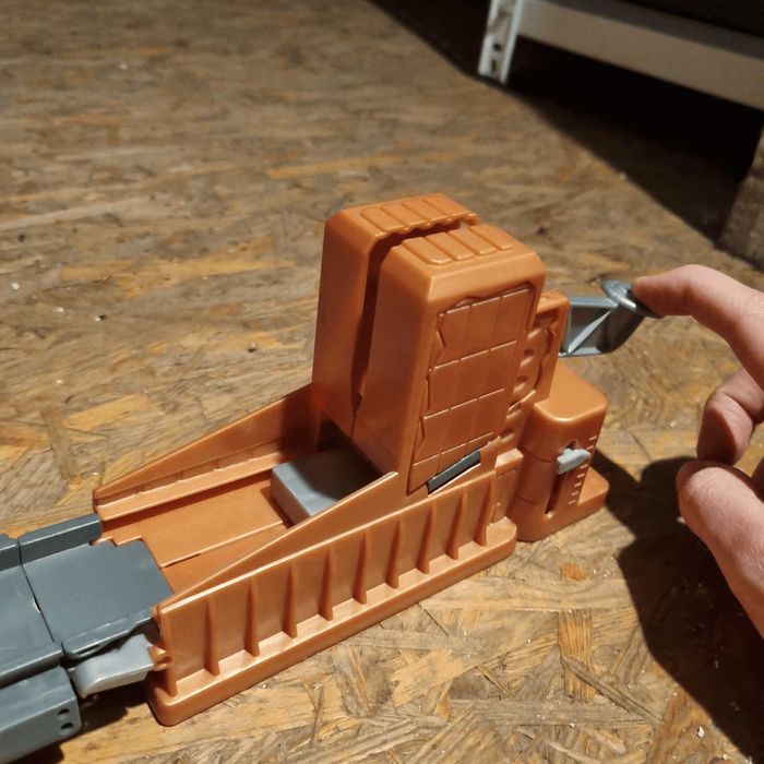 Tor Hot Wheels miasto z robotem