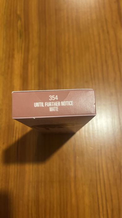 Kylie Jenner batom e deliniador 354