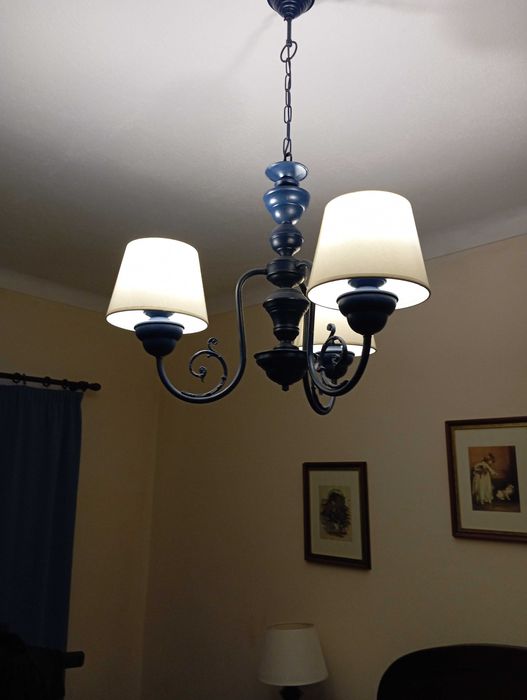 Candeeiros quarto em azul com abajur branco sujo