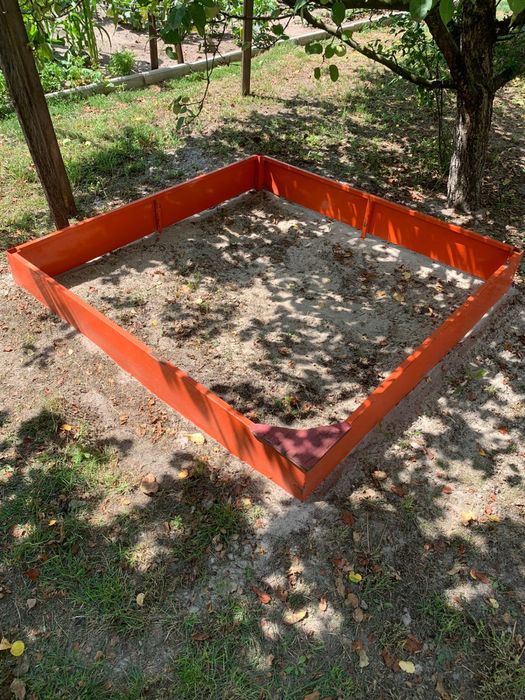 Пісочниця металева