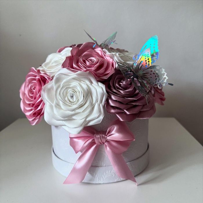 Tworzę bukiety z wiecznych róż ze wstążki