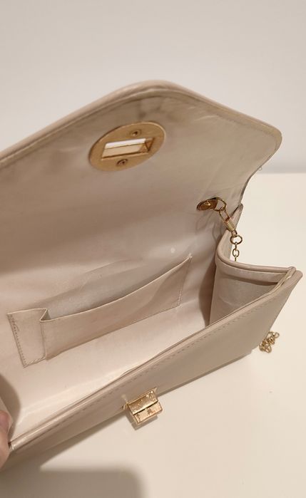 Beżowa kopertówka torebka z łańcuszkiem