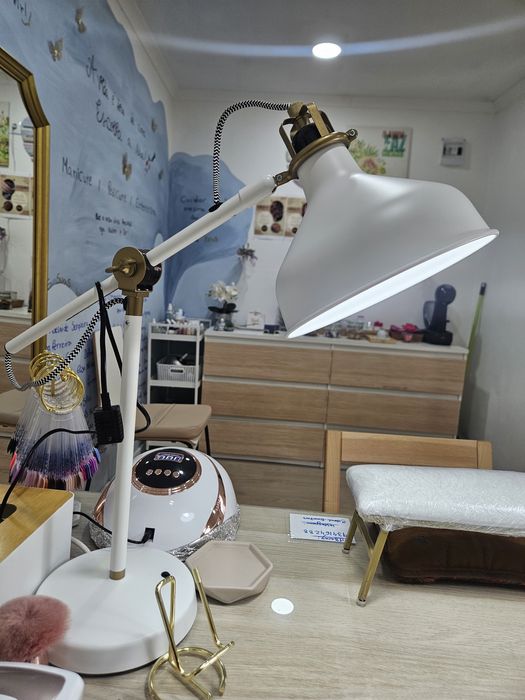 2 candeeiros com lâmpadas led branco frio