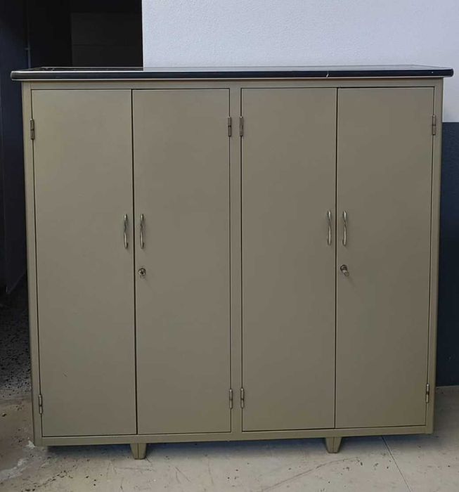 Armários de metal com 4 portas e com fechadura - 220€ CADA