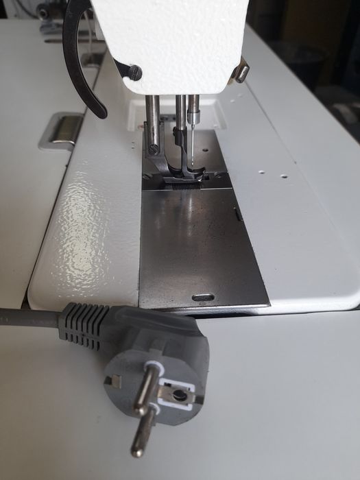 Máquina de costura de triplo arrasto