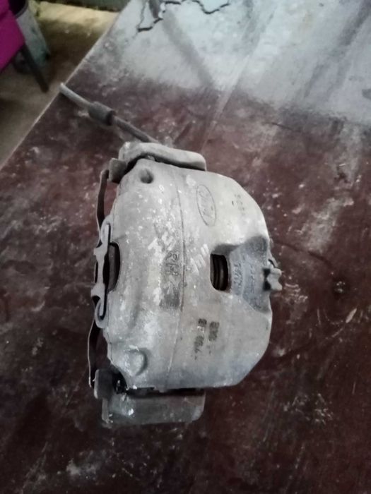 Тормозной суппорт на Ford kuga (правый).