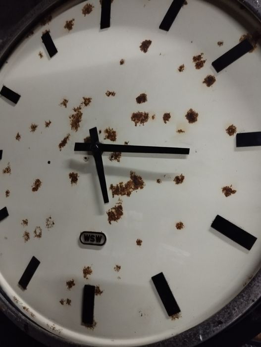 Relógio industrial antigo em esmalte