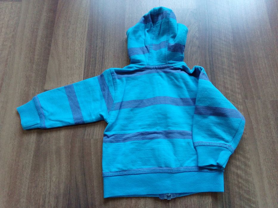 Bluza zapinana, r. 74, z kapturem.