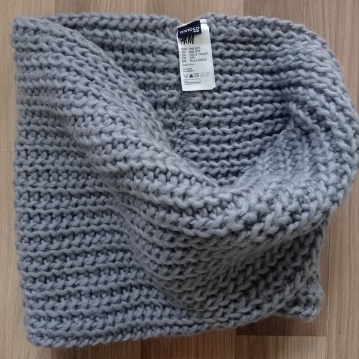 Szary komin damski H&M.