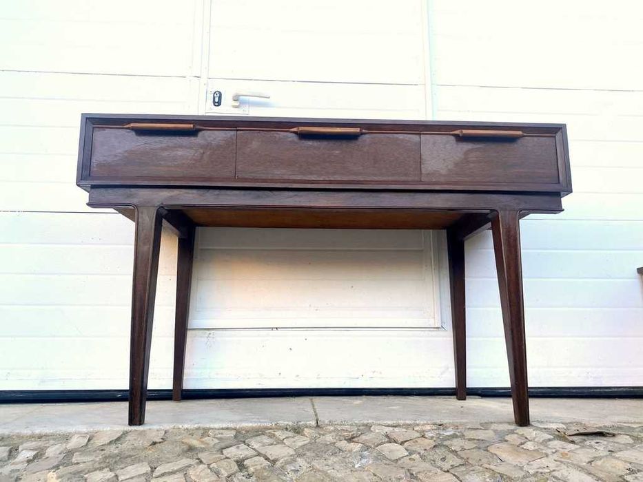 Consola olaio vintage em fase de restauro 120comp x 46prof x 73alt.