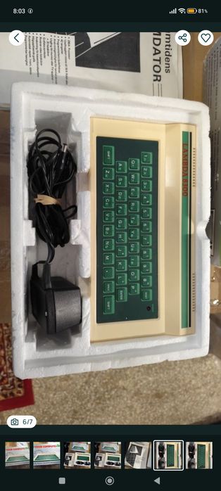 Komputer vintage z kartonem