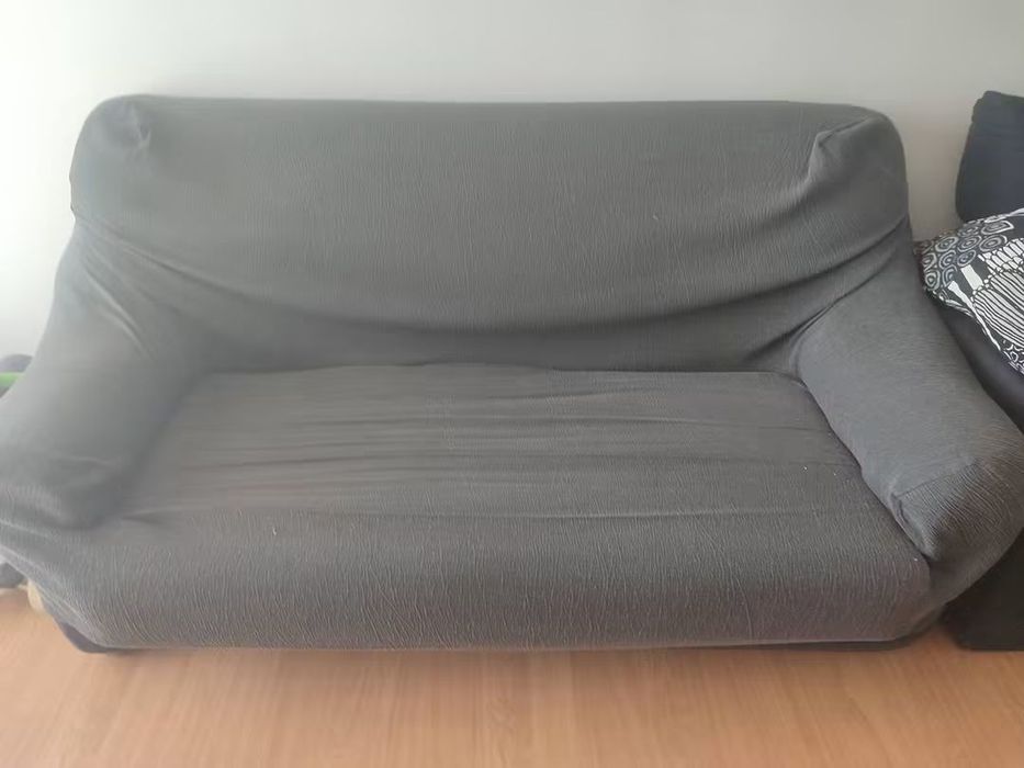 Sofá de 2 lugares com capa cinzenta