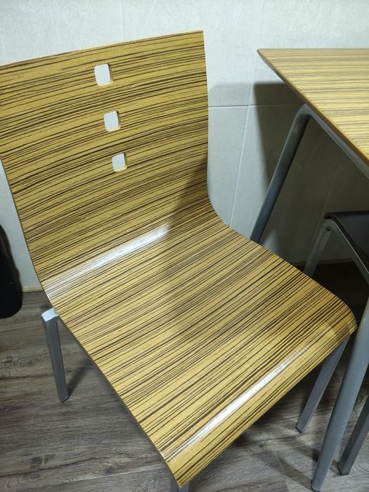 Conjunto mesa de cozinha 1,2 mt x 0,60 mt com 4 cadeiras em bom estado