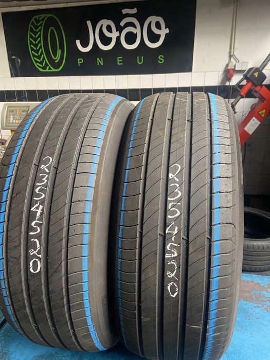 Pneus 235 / 45 R 20 Michelin