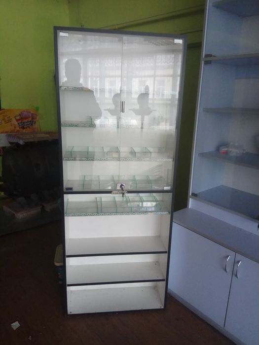 Стелажі дерев'яні  та металеві вітрини