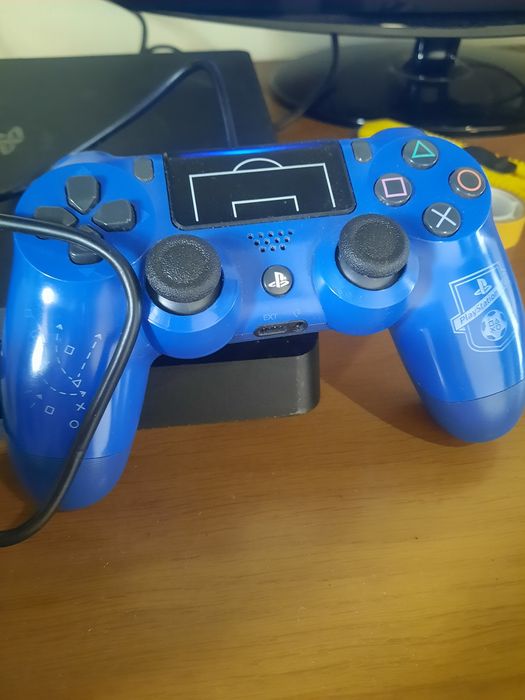 Ps4 1 tb versão 13.50 1 comando e 1 jogo