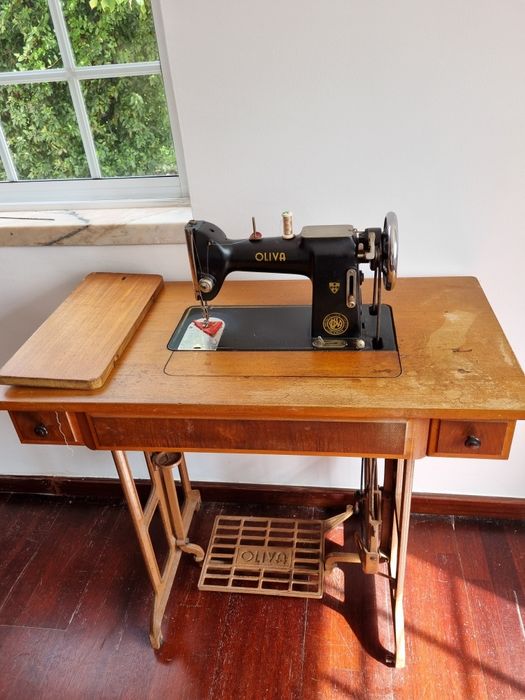 Máquina de costura antiga Oliva