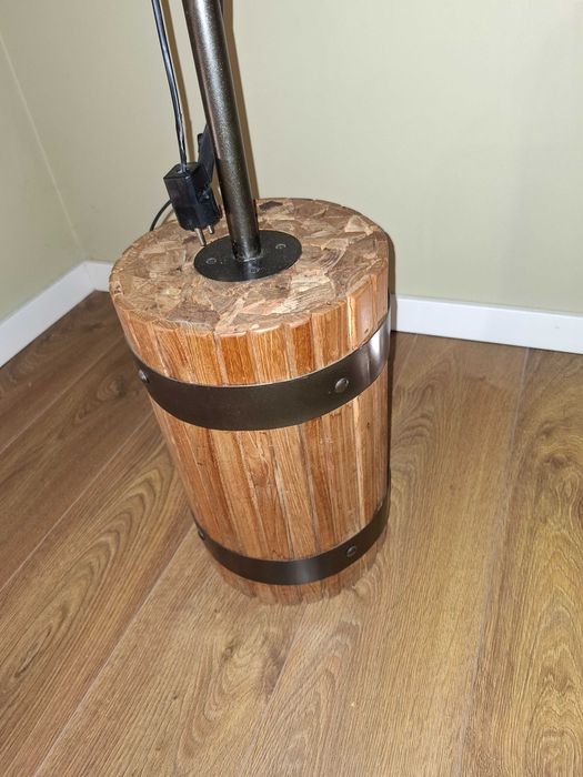 Candeeiro de Pé em Madeira – Estilo Rústico Industrial