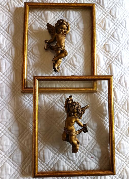 Par de quadros decorativos com Anjos dourados.