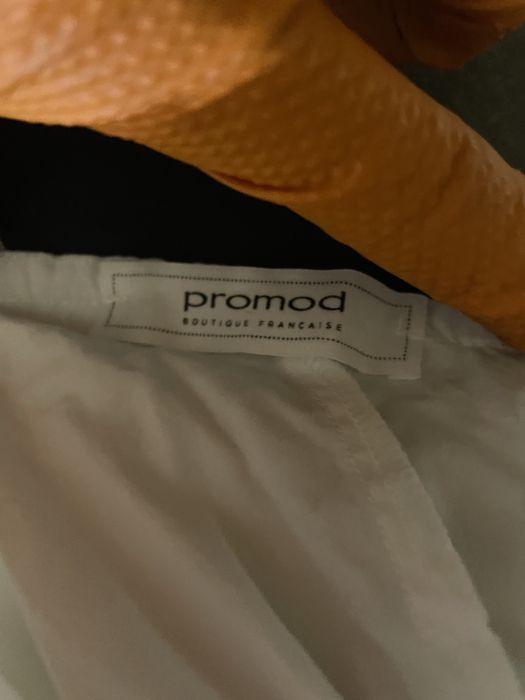 Biała sukienka na jedno ramię Promod 36